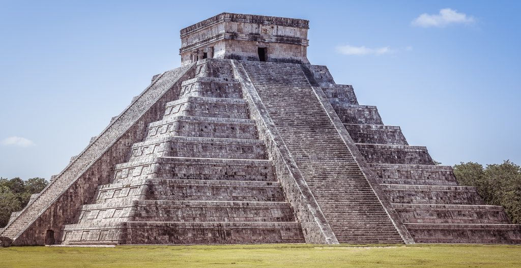 closeup-shot-chichen-itza-mexico-img